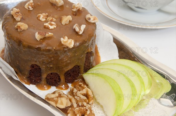 Small chocolate cake and sliced apples