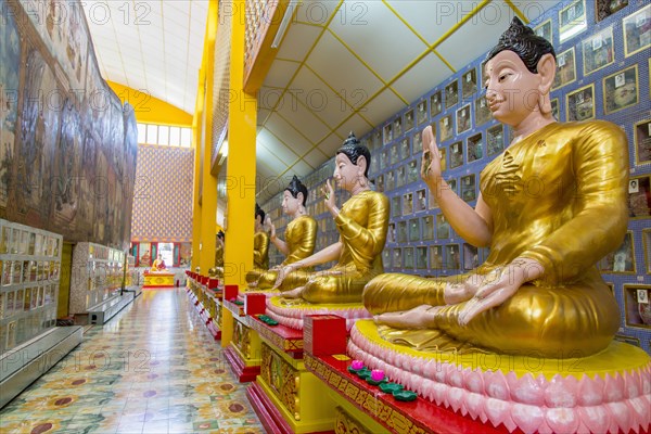 Buddha statues in Wat Chayamangkalaram temple