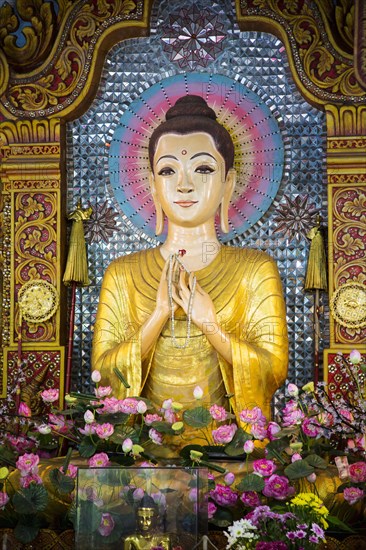 Buddha statue in Dhammikarama Burmese temple