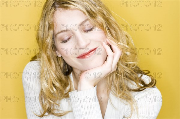 Smiling woman resting chin in hand