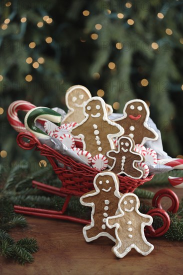 Gingerbread man cookies in sleigh
