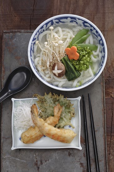 Udon noodle soup and battered prawn