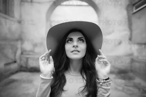 Caucasian woman wearing sun hat looking up