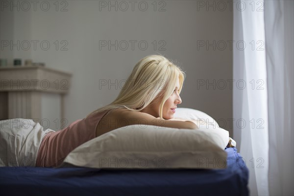 Caucasian woman laying in bed