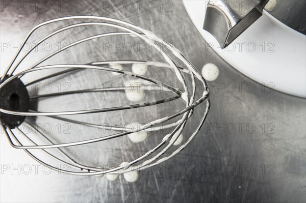 Droplets under wire whisk