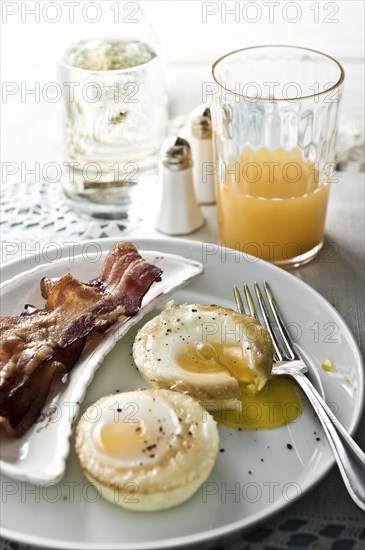 Baked eggs with bacon