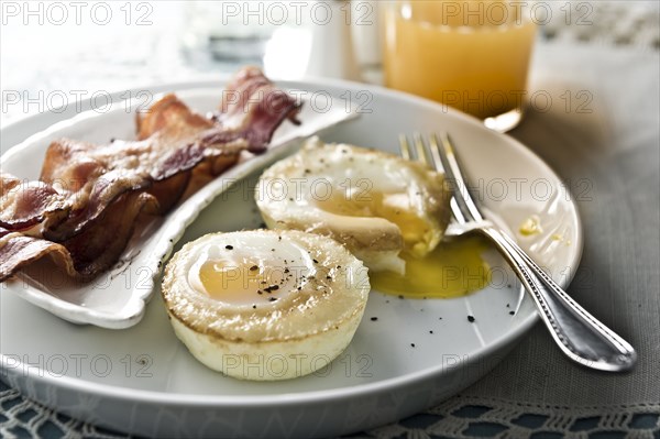 Baked eggs with bacon and juice