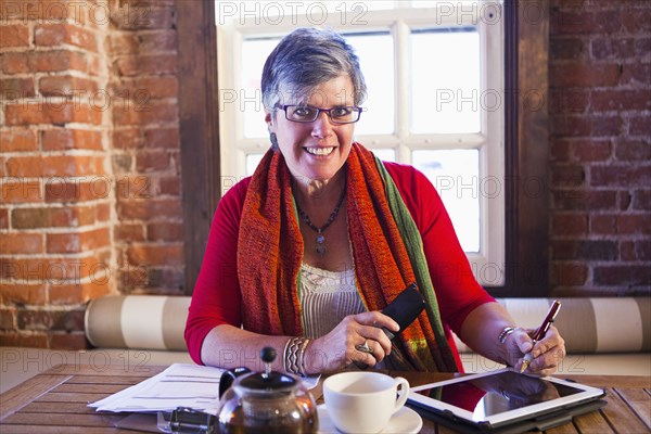 Caucasian businesswoman working in cafe