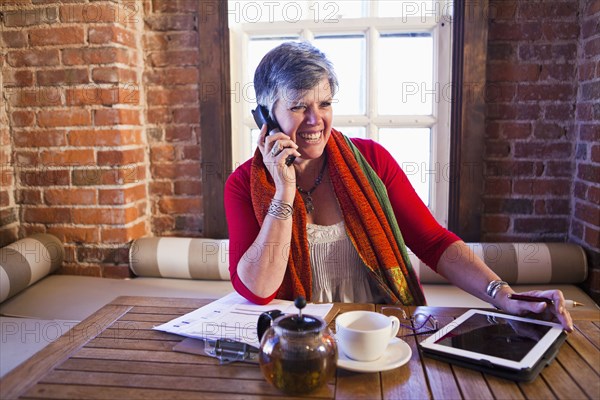 Caucasian businesswoman working in cafe