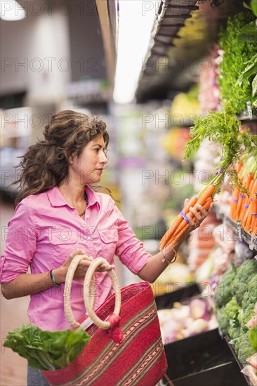 Hispanic woman shopping at grocery store