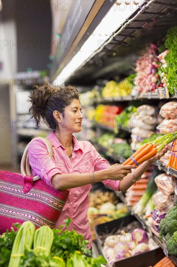 Hispanic woman shopping at grocery store