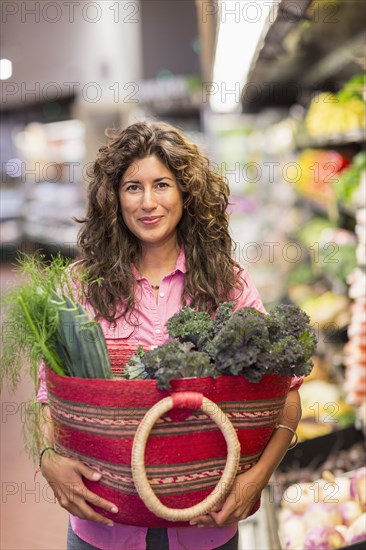 Hispanic woman shopping at grocery store