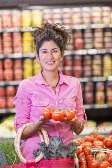 Hispanic woman shopping at grocery store