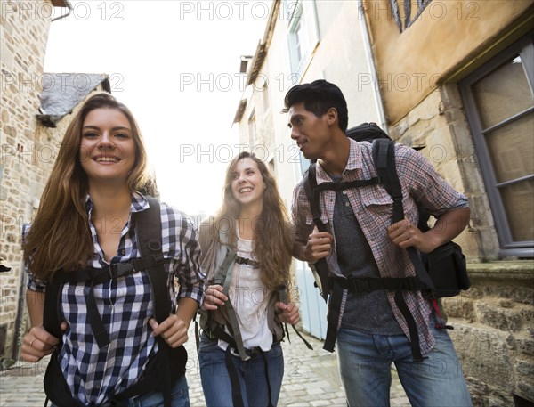 Friends backpacking in city