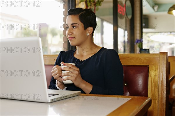 Hispanic businesswoman working in restaurant