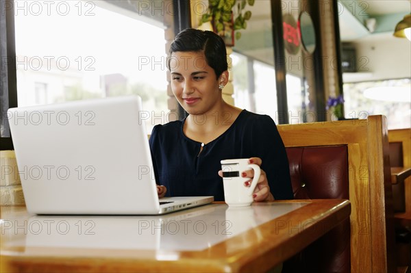 Hispanic businesswoman working in restaurant