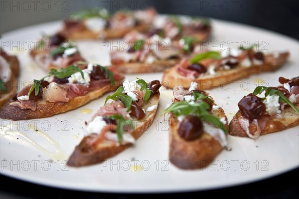 Arugula and prosciutto on bread