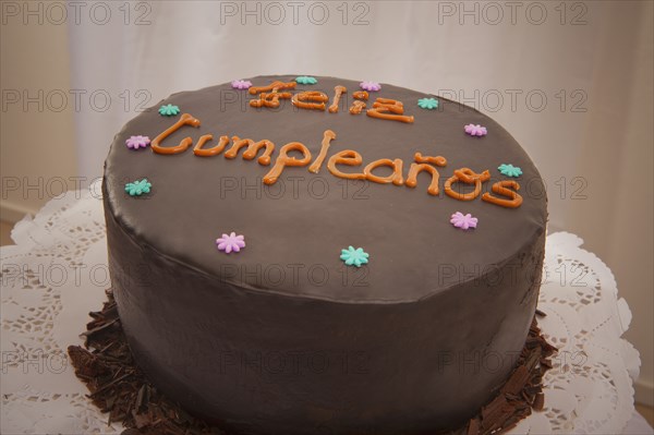 Chocolate birthday cake in Spanish