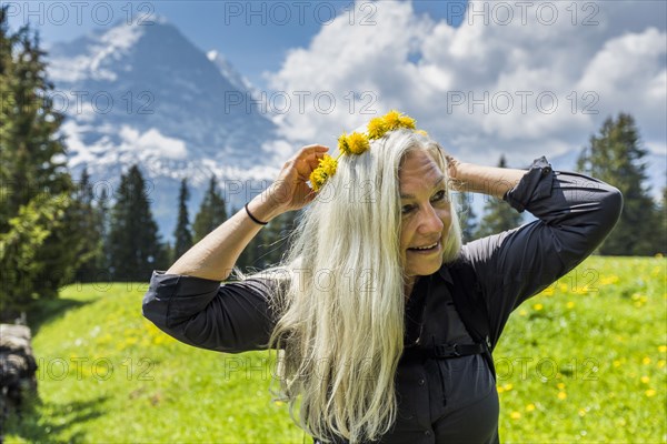 Caucasian woman wearing crown of flowers