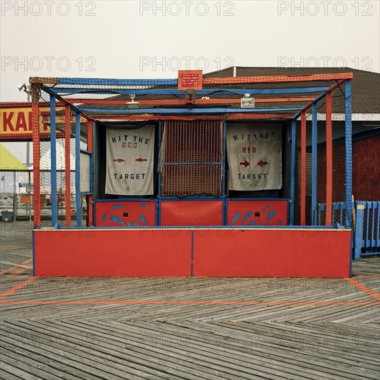 Closed amusement park game