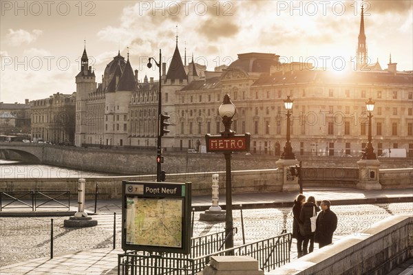 People standing at entrance to Pont Neuf Metro station