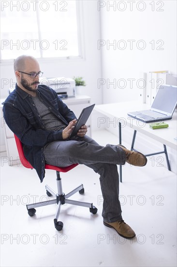 Hispanic businessman working at desk