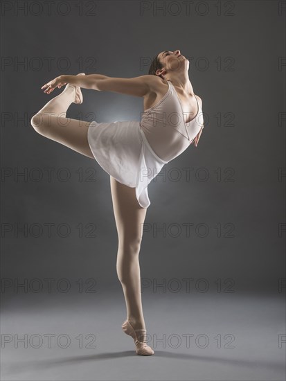 Hispanic ballet dancer posing on tip toe