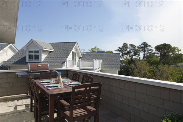 Outdoor dining space on balcony