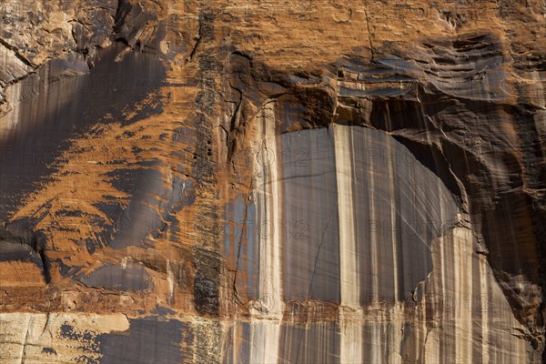 Color striations in sandstone cliffs