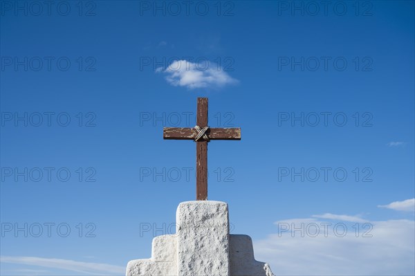 USA, New Mexico, Golden, Simple wooden cross against sky