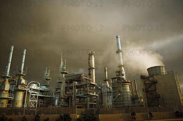 USA, California, Longbeach, Oil refinery at dusk