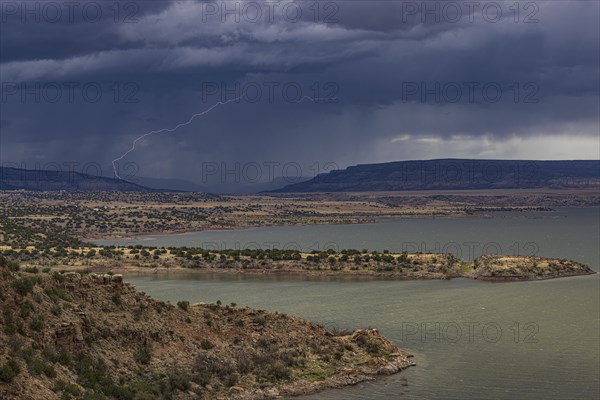 Usa, New Mexico, Abiquiu, Storm clouds over Abiquiu Lake