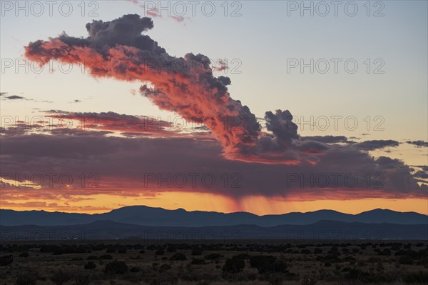 Usa, New Mexico, Santa Fe, Dramatic sky over High Desert at sunset