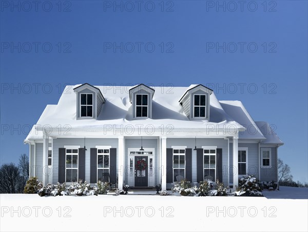 USA, Tennessee, Nashville, Cottage style farmhouse in winter