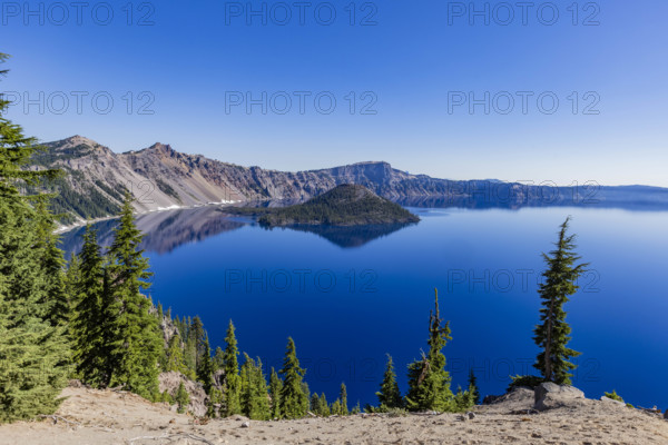 USA, Oregon, Clear sky over calm Crater lake