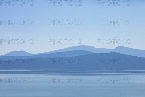 USA, Oregon, Klamath Falls, Clear blue sky and hills by calm Kiamath Lake
