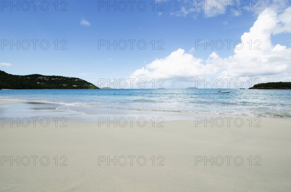 USA, United States Virgin Islands, St. John, Empty beach and calm Cinnamon Bay