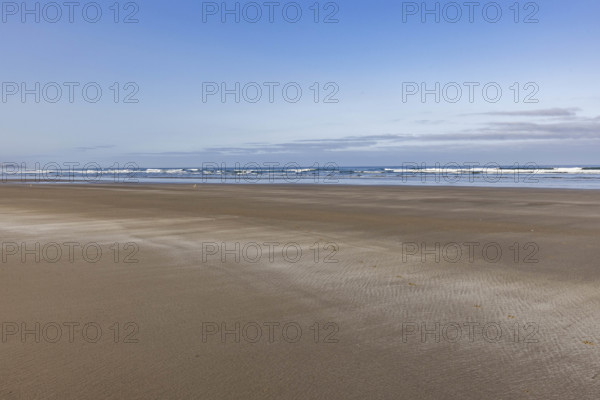 USA, Oregon, Newport, Blue sky over empty Oregon beach