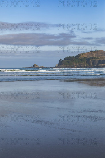 USA, Oregon, Newport, Wet beach at Yaquina Head on Oregon Coast