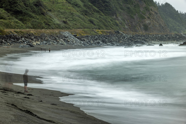 USA, Oregon, Brookings, Sea waves washing rocky coast, long exposure