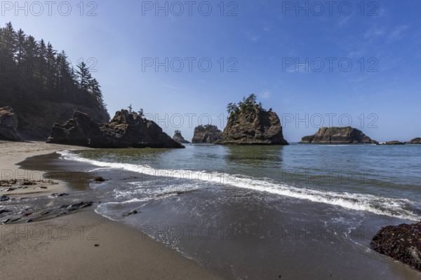 USA, Oregon, Brookings, Sea waves washing empty Secret Beach on Oregon Coast