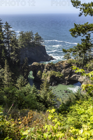 USA, Oregon, Brookings, Natural bridges formation on Oregon Coast