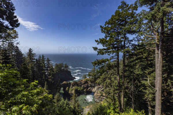 USA, Oregon, Brookings, Natural bridges formation on Oregon Coast