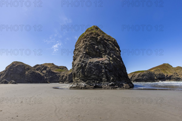 USA, Oregon, Brookings, Rock formations on empty Oregon Coast beach