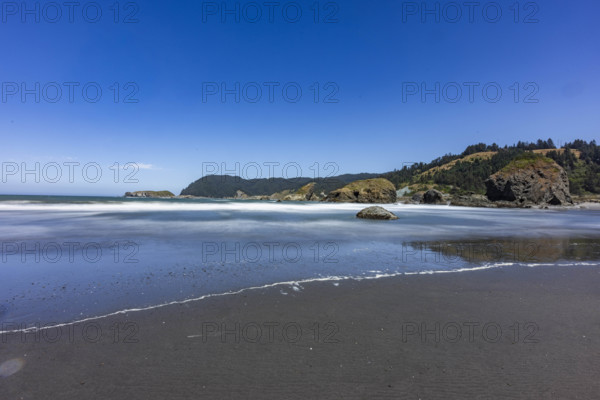 USA, Oregon, Brookings, Rock formations on empty Oregon Coast beach
