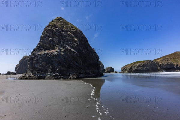USA, Oregon, Brookings, Rock formations on empty Oregon Coast beach