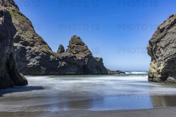 USA, Oregon, Brookings, Rock formations on empty Oregon Coast beach
