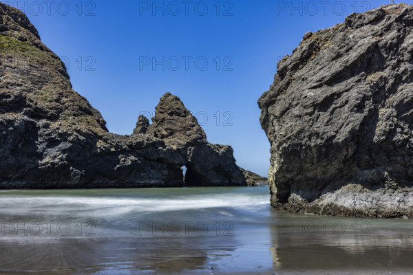 USA, Oregon, Brookings, Rock formations on empty Oregon Coast beach