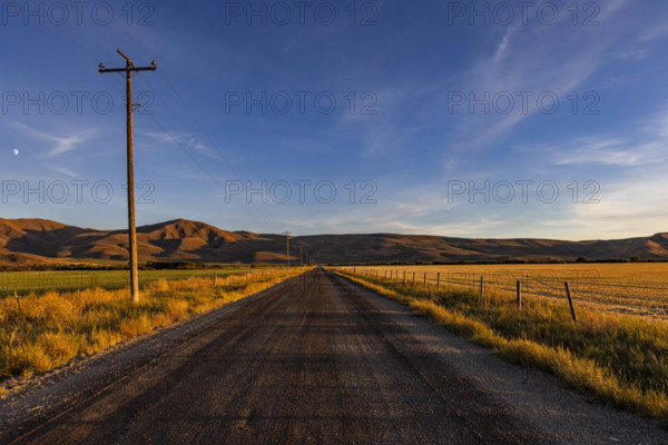 USA, Idaho, Bellevue, Empty dirt road in rural landscape