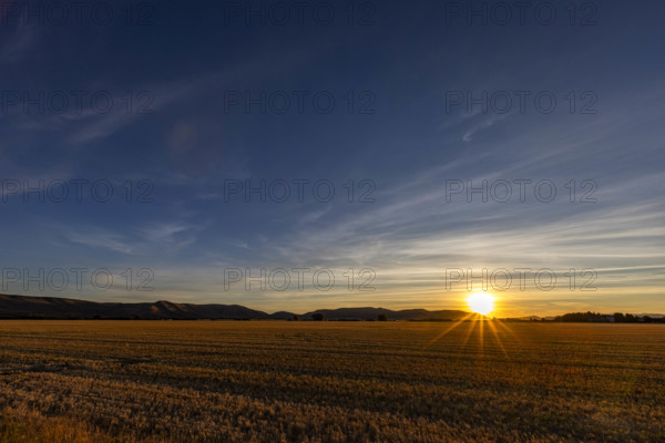 USA, Idaho, Bellevue, Sun setting over fall fields